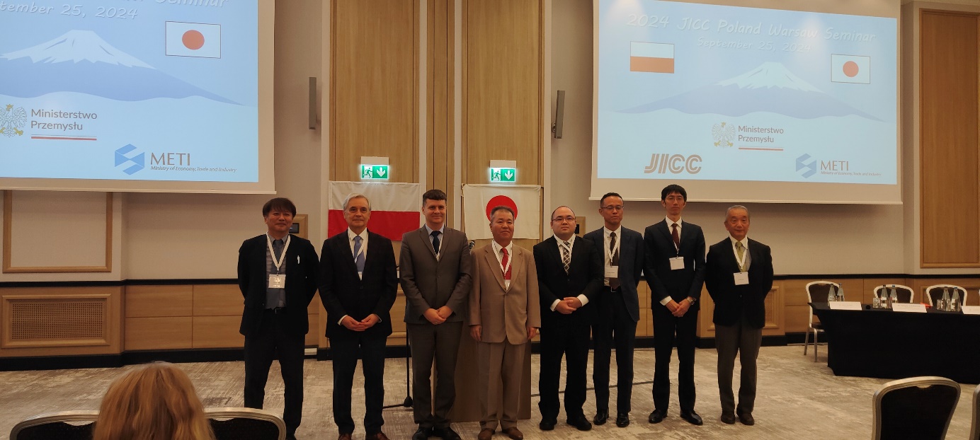 grupa osób pozujących do zdjęcia