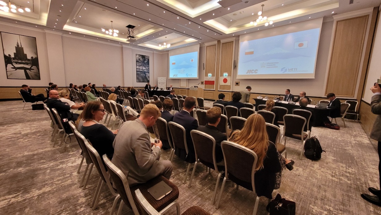 sala konferencyjna wypełniona słuchaczami