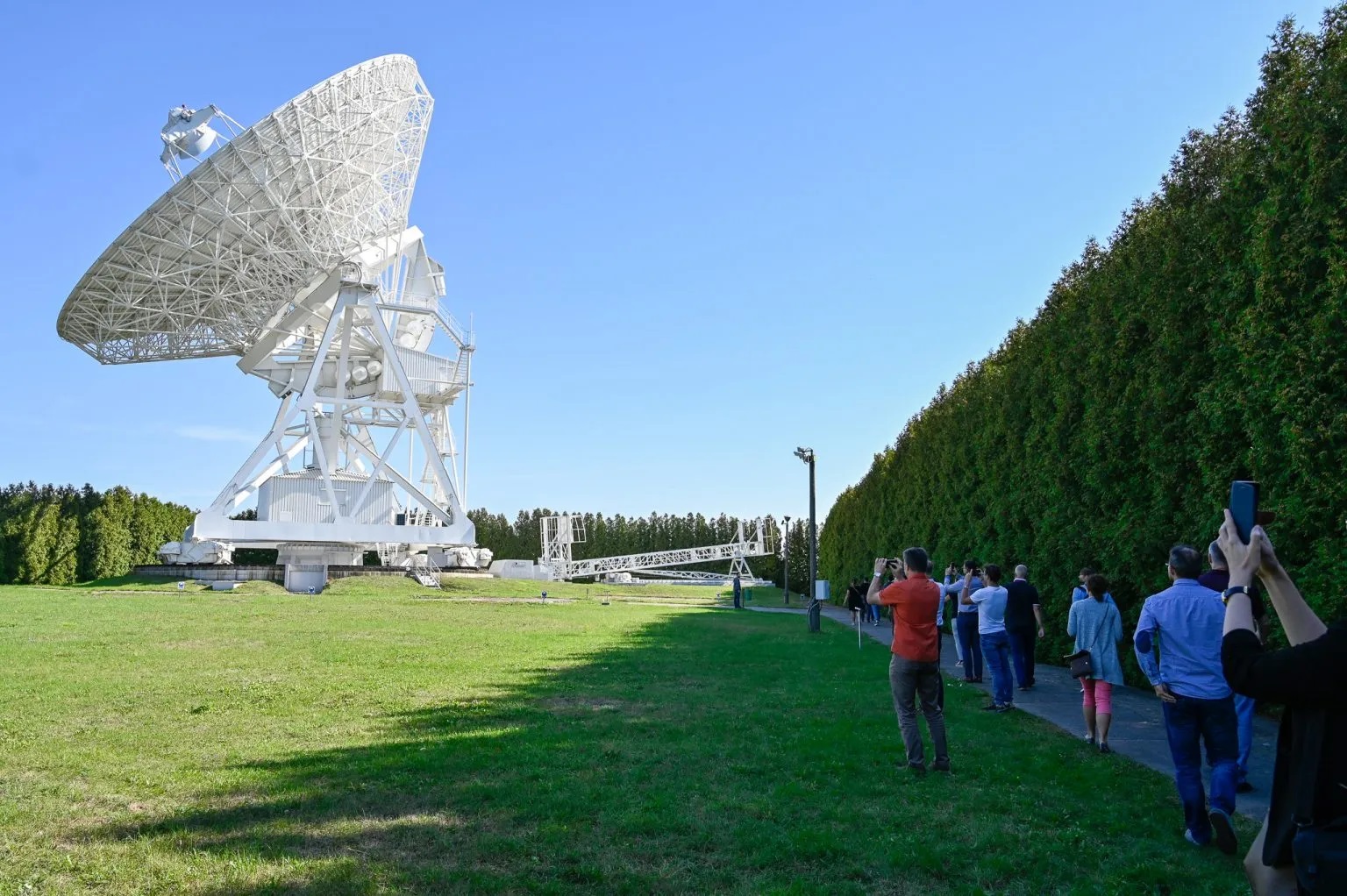 ogromny radar w plenerze