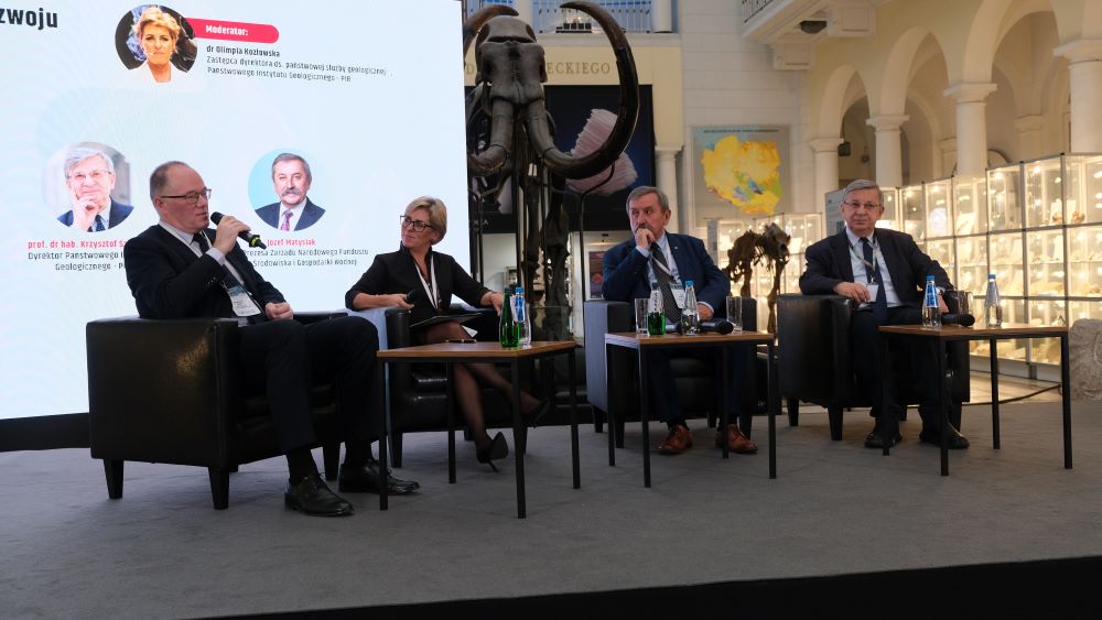 panel dyskusyjny z kilkoma uczestnikami w sali muzealnej