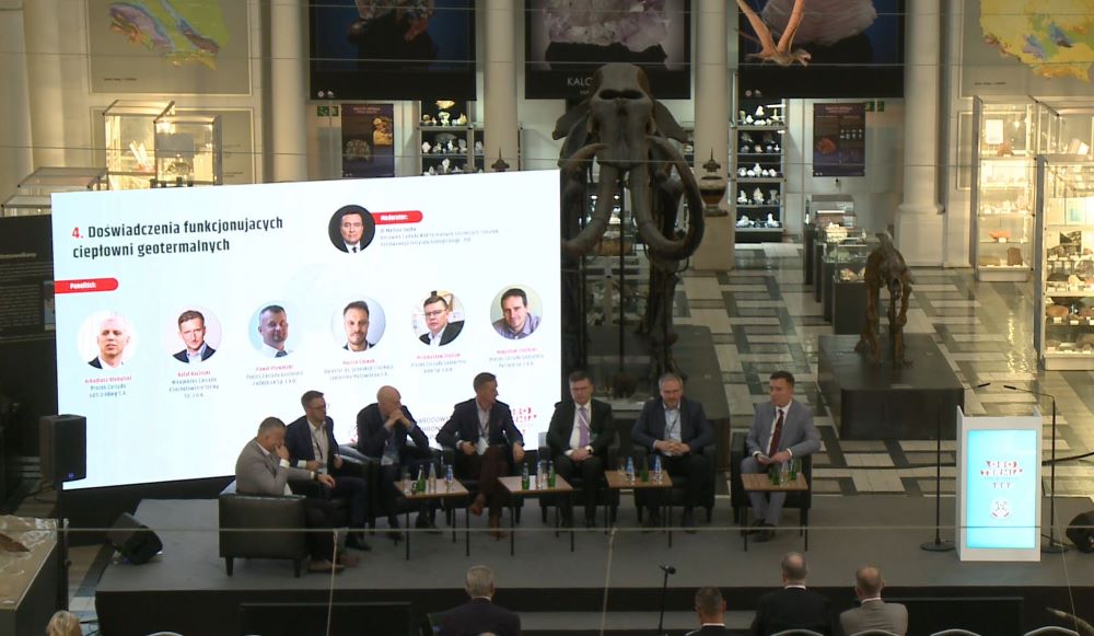 panel dyskusyjny z kilkoma uczestnikami w sali muzealnej