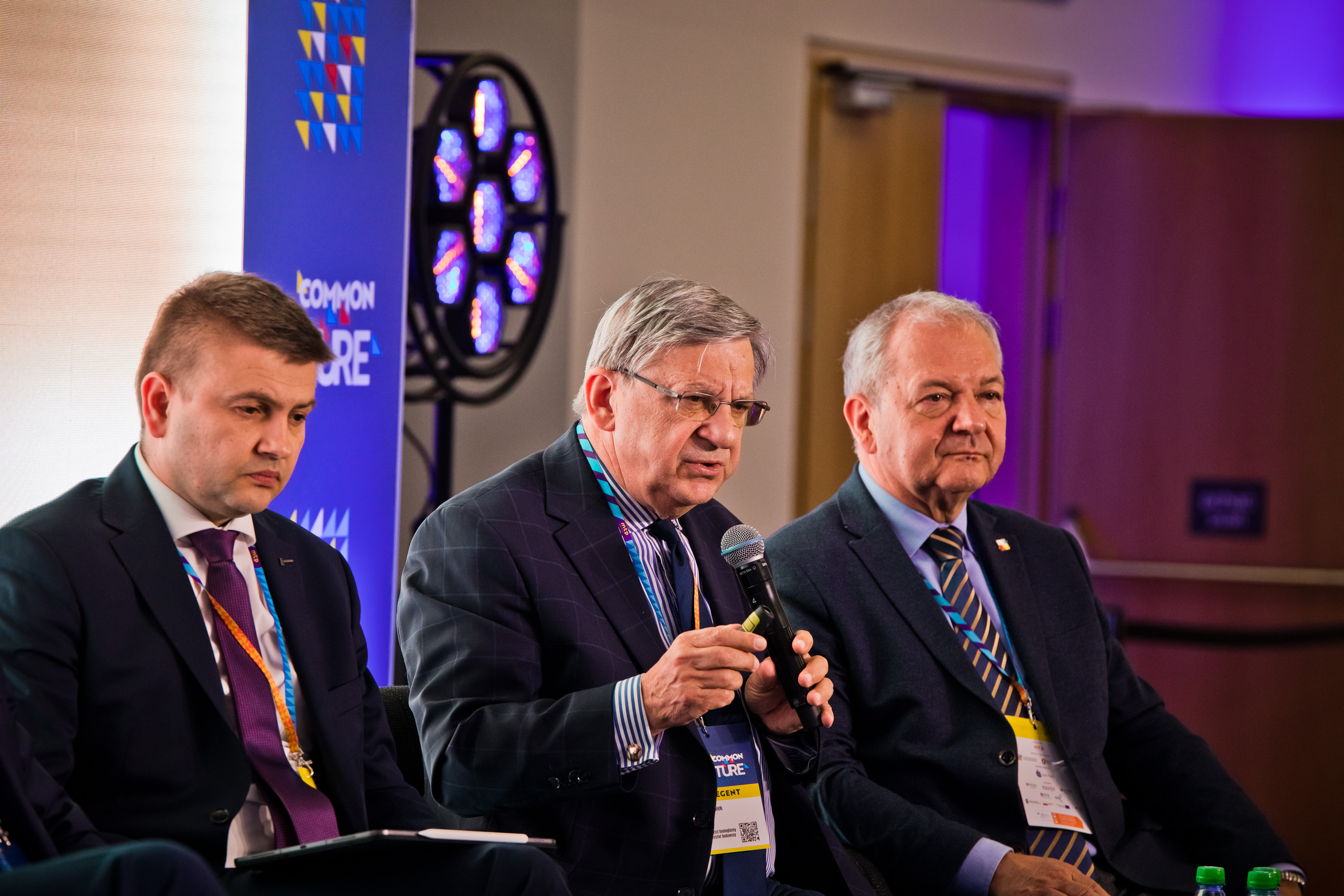 kilku uczestników panelu dyskusyjnego
