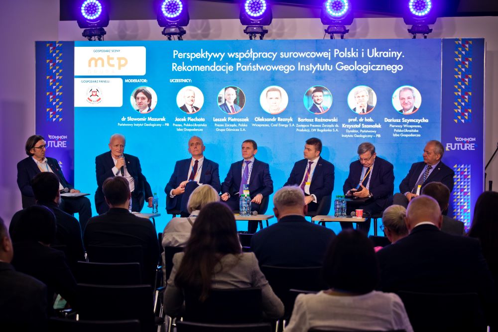 panel dyskusyjny z udziałem kilku mężczyzn