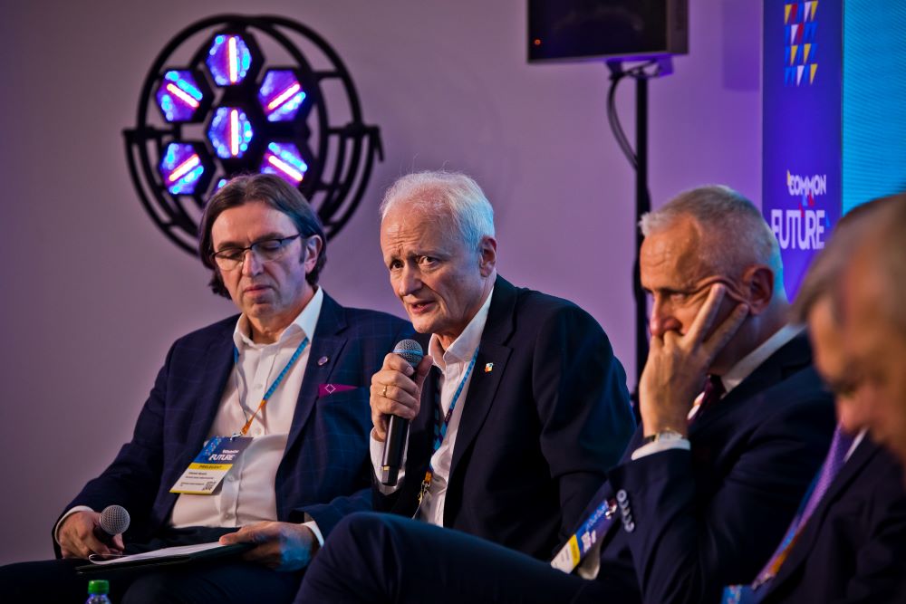 kilku uczestników panelu dyskusyjnego