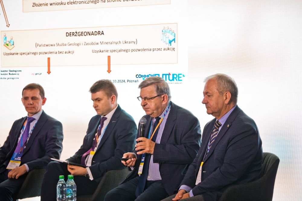 kilku uczestników panelu dyskusyjnego