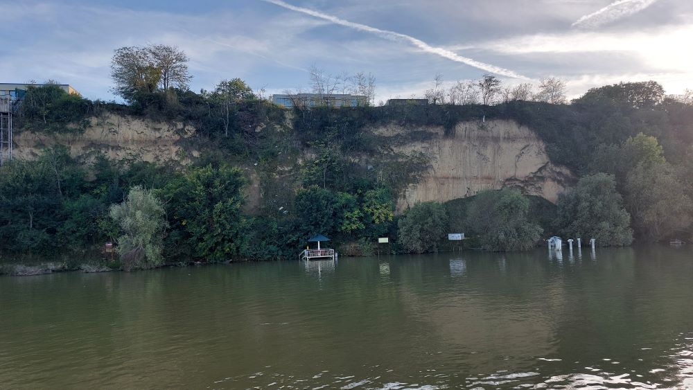 widok z rzeki na skarpę i brzeg