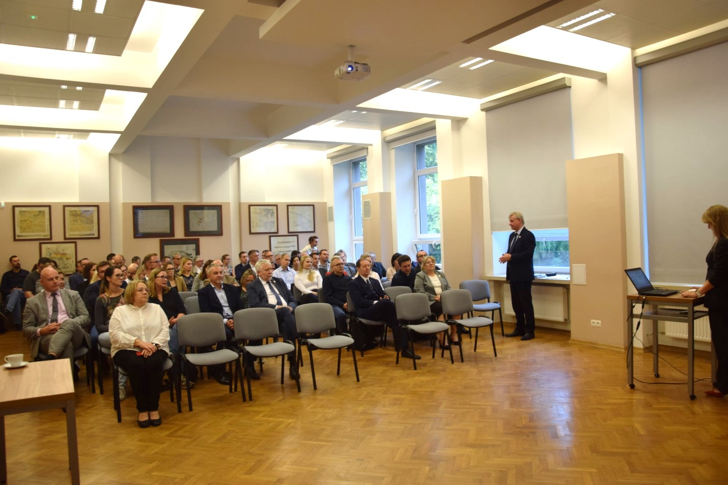 sala konferencyjna wypełniona słuchaczami