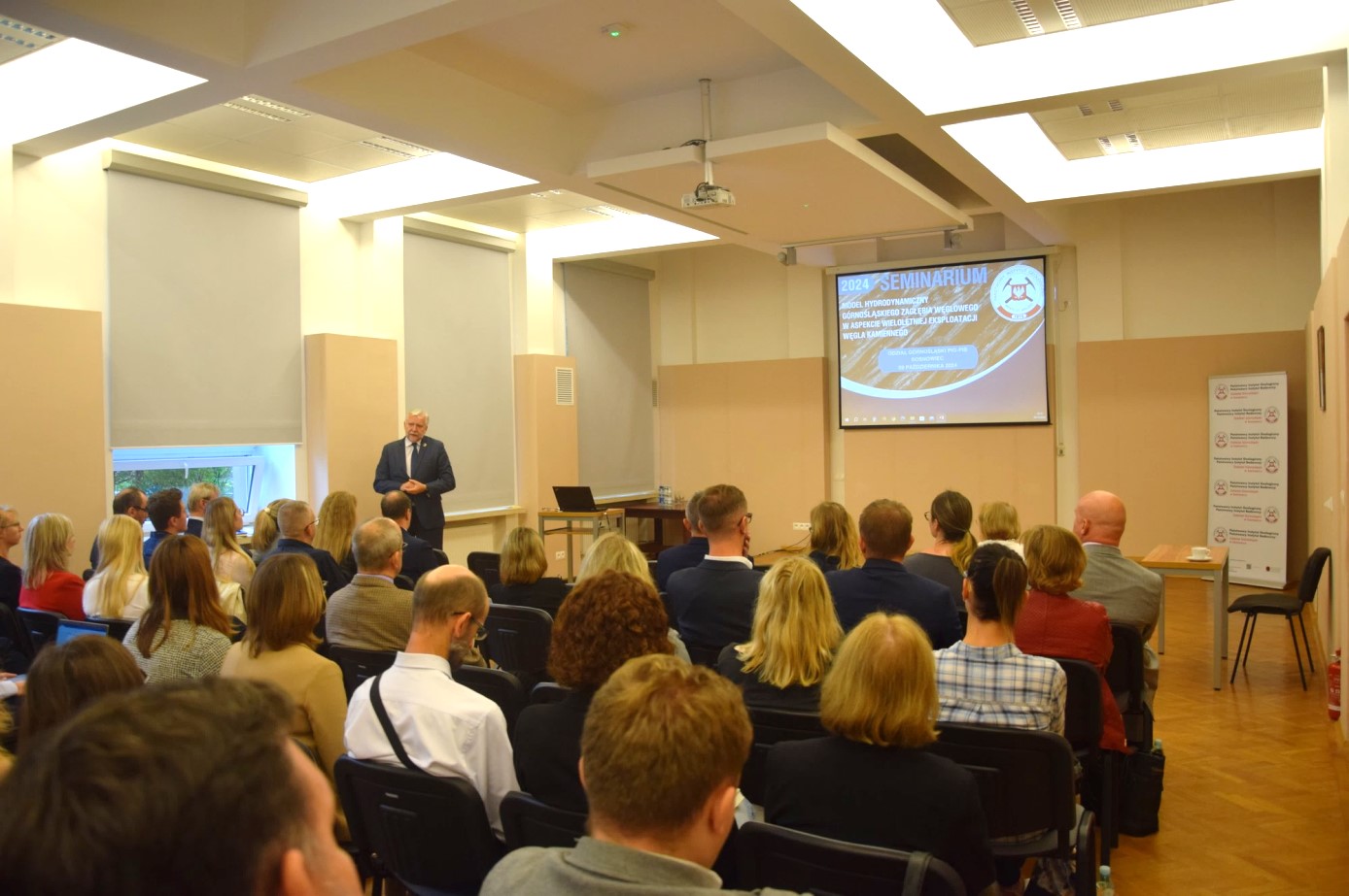 sala konferencyjna wypełniona słuchaczami