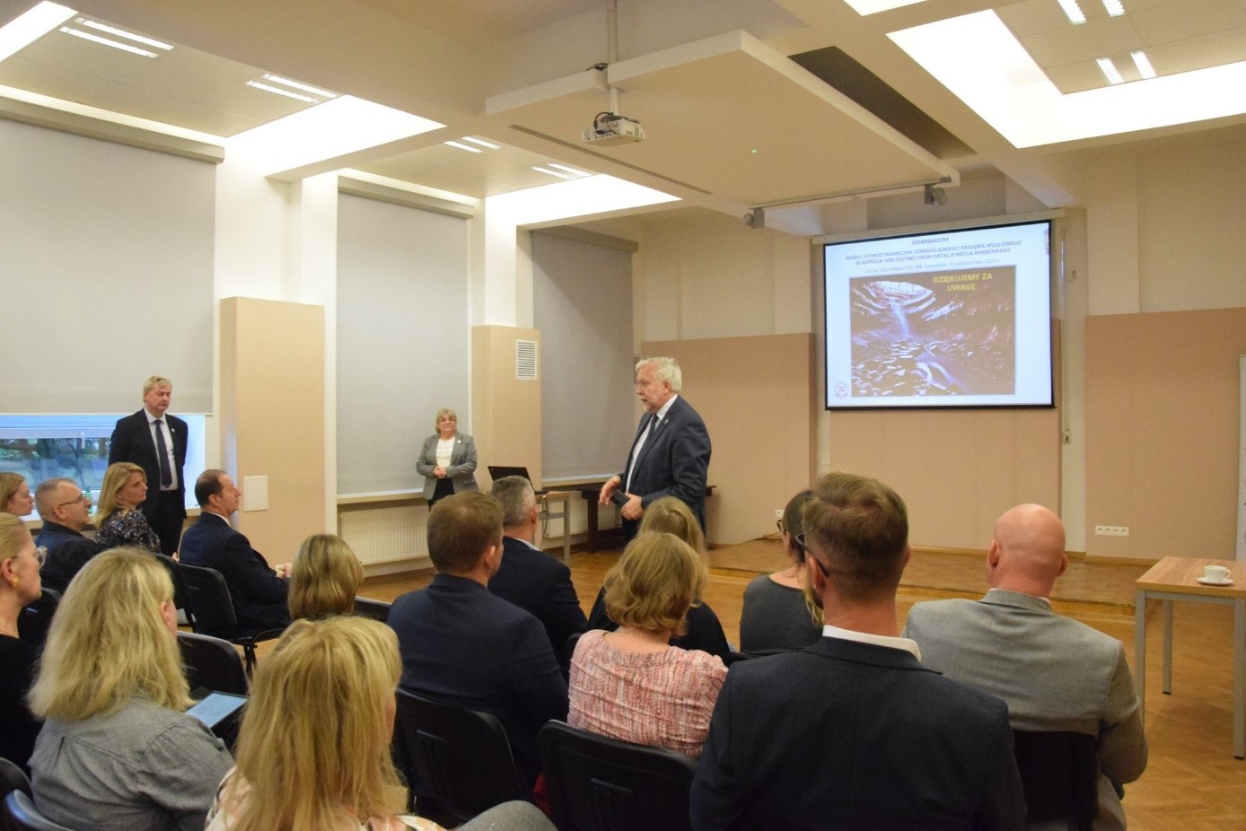 sala konferencyjna wypełniona słuchaczami