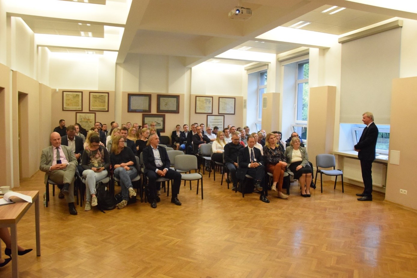 sala konferencyjna wypełniona słuchaczami