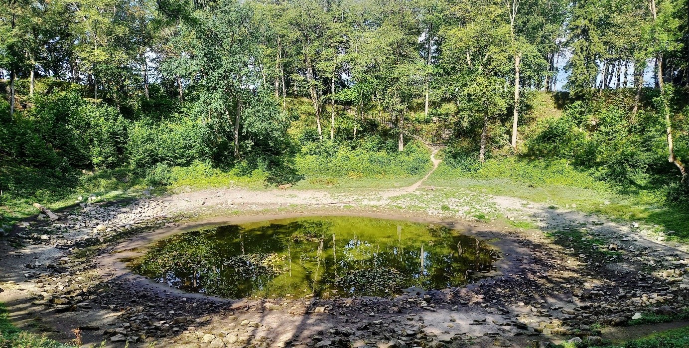 krater uderzeniowy wypełniony wodą