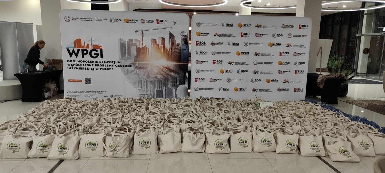 rzędy toreb z materiałami konferencyjnymi