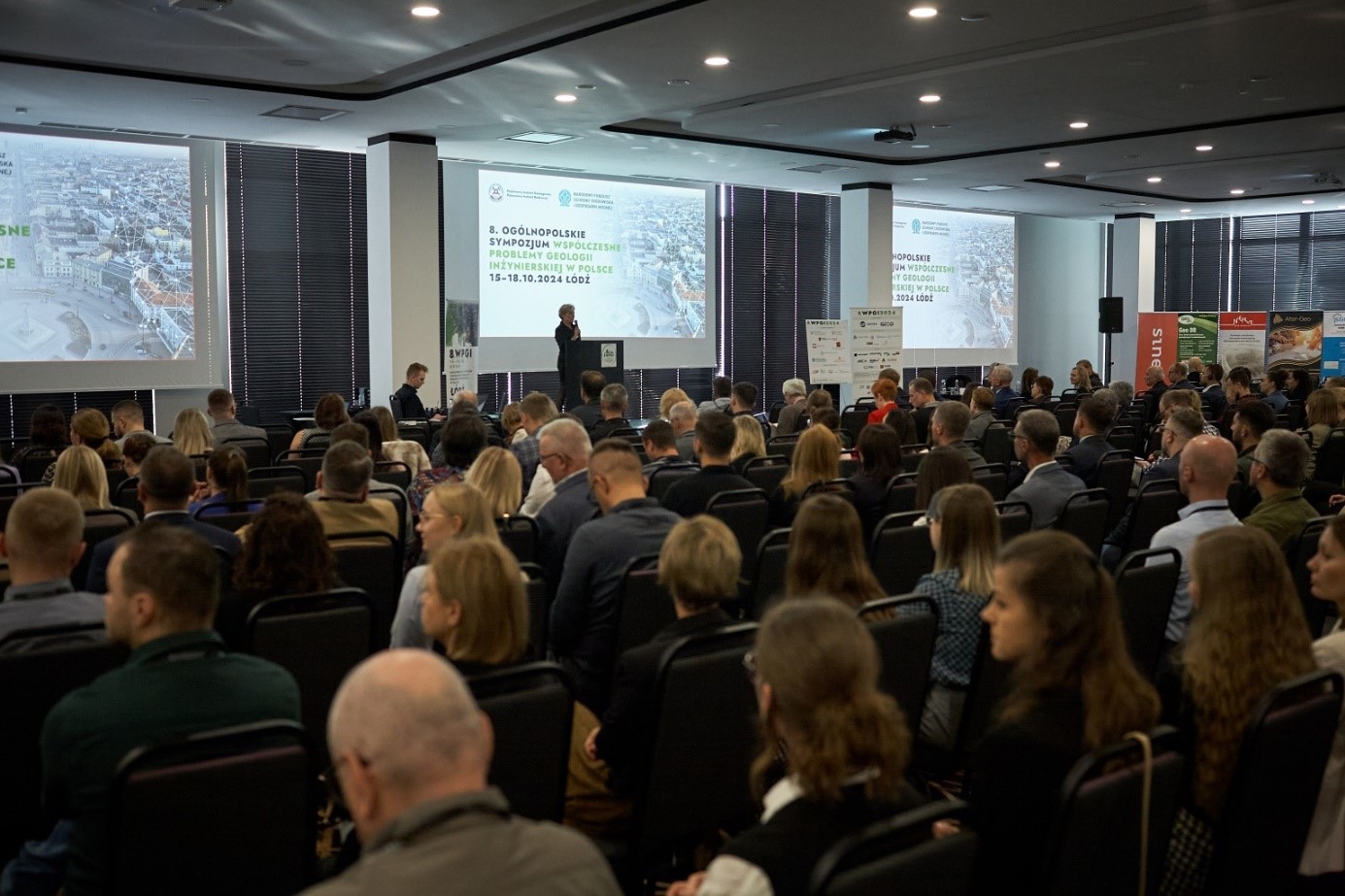 sala konferencyjna wypełniona słuchaczami