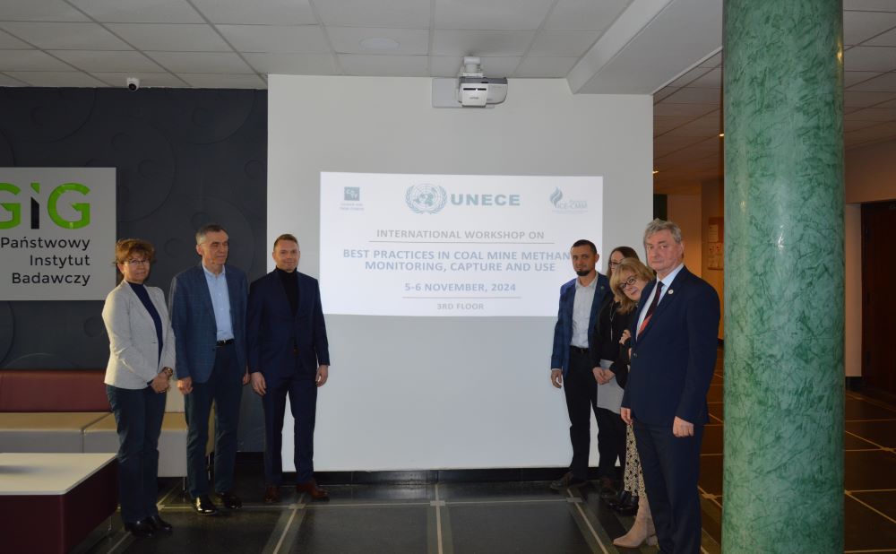 grupa ludzi pozujących do zdjęcia 