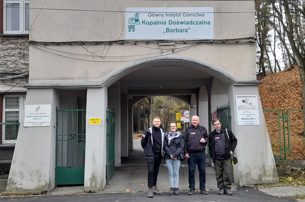grupa ludzi pozujących do zdjęcia 