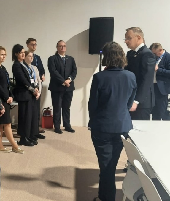 grupa osób w trakcie rozmowy