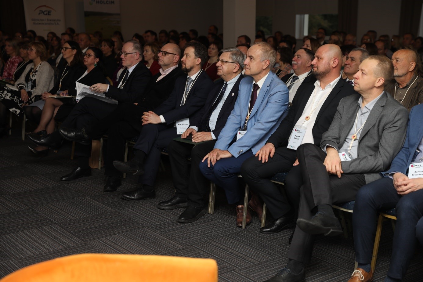 ludzie siedzący na sali konferencyjnej