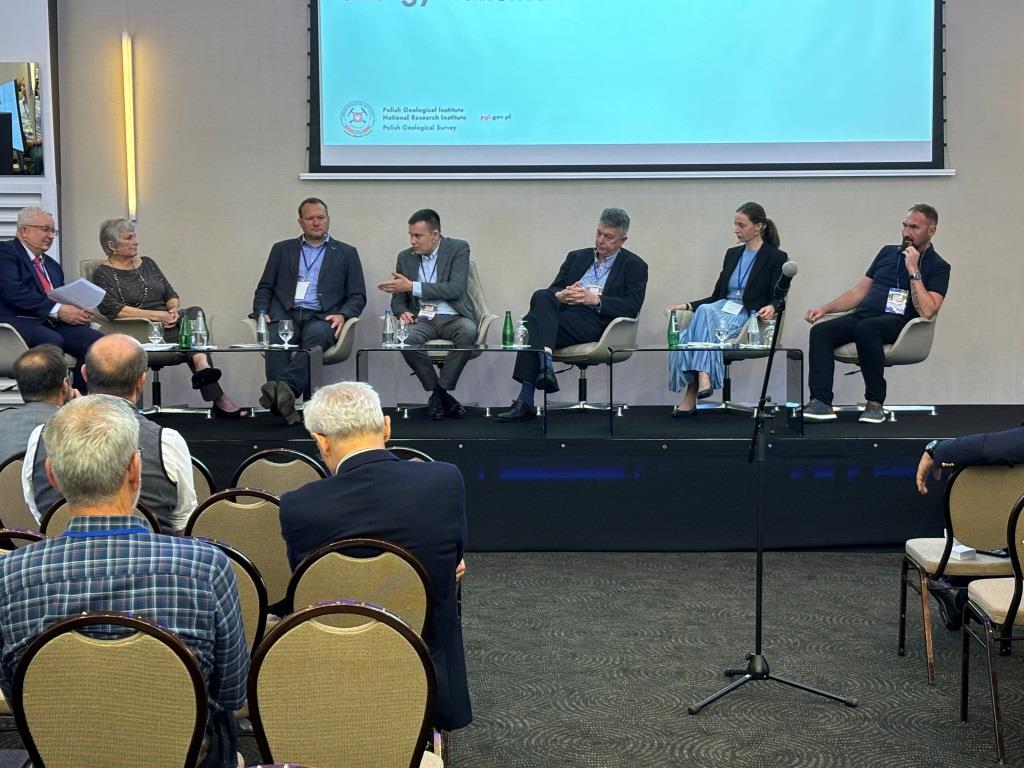 panel dyskusyjny z udziałem kilku osób
