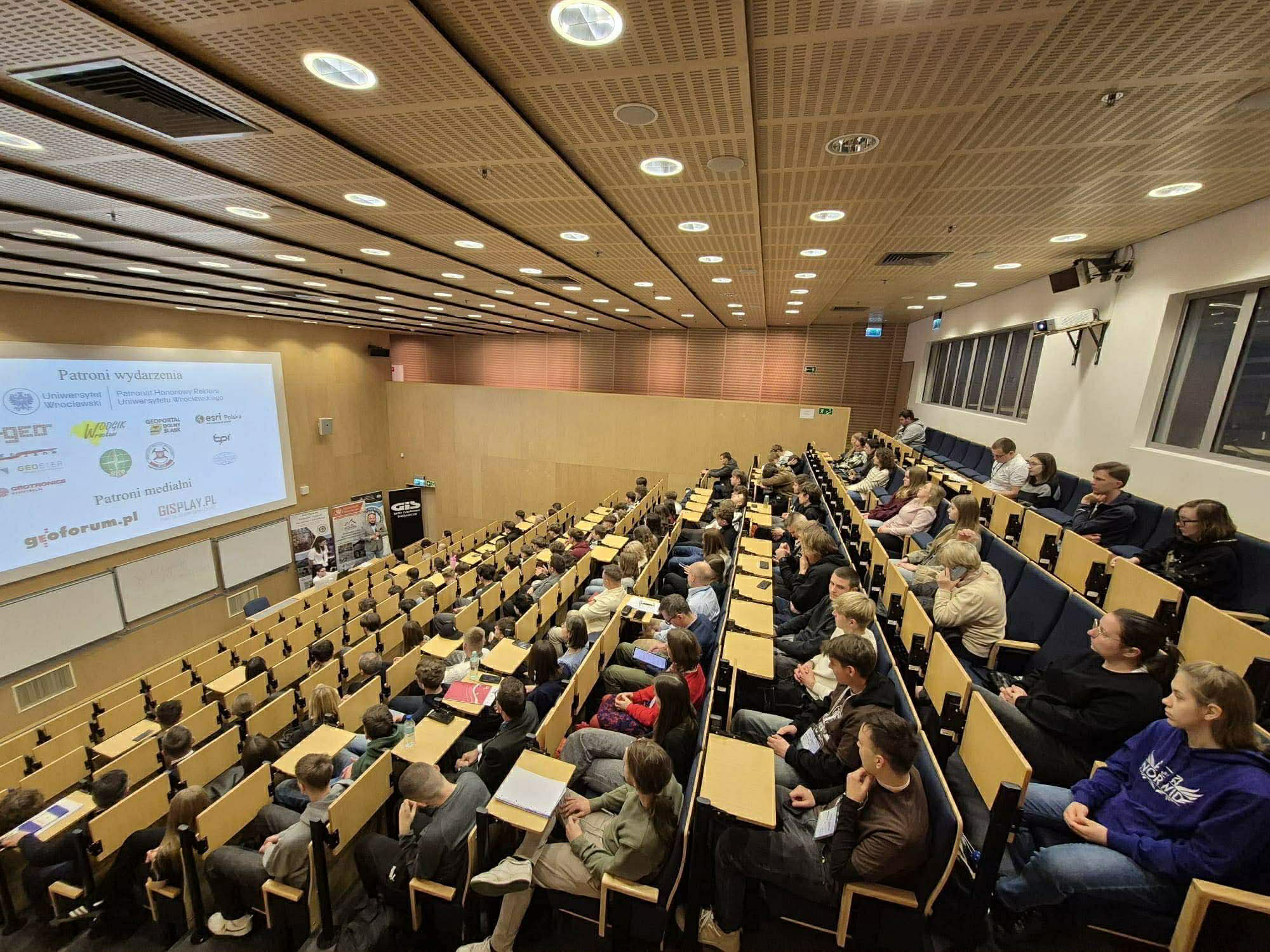 sala konferencyjna wypełniona słuchaczami