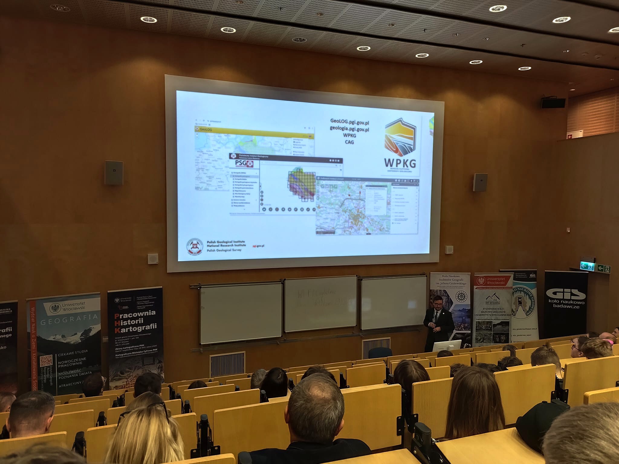 sala konferencyjna wypełniona słuchaczami