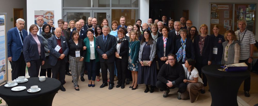 grupa ludzi pozujących do zdjęcia