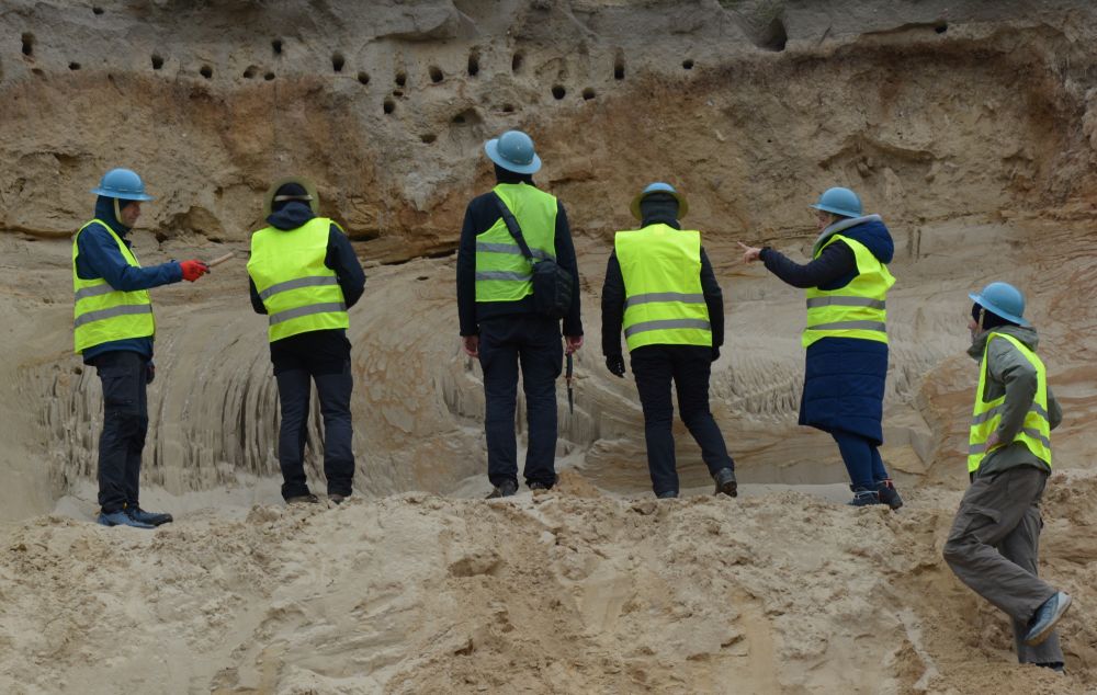 grupa osób w terenie