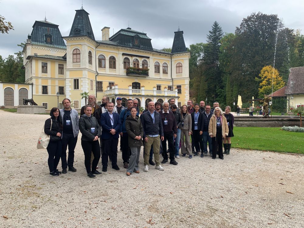 grupa ludzi pozujących do zdjęcia