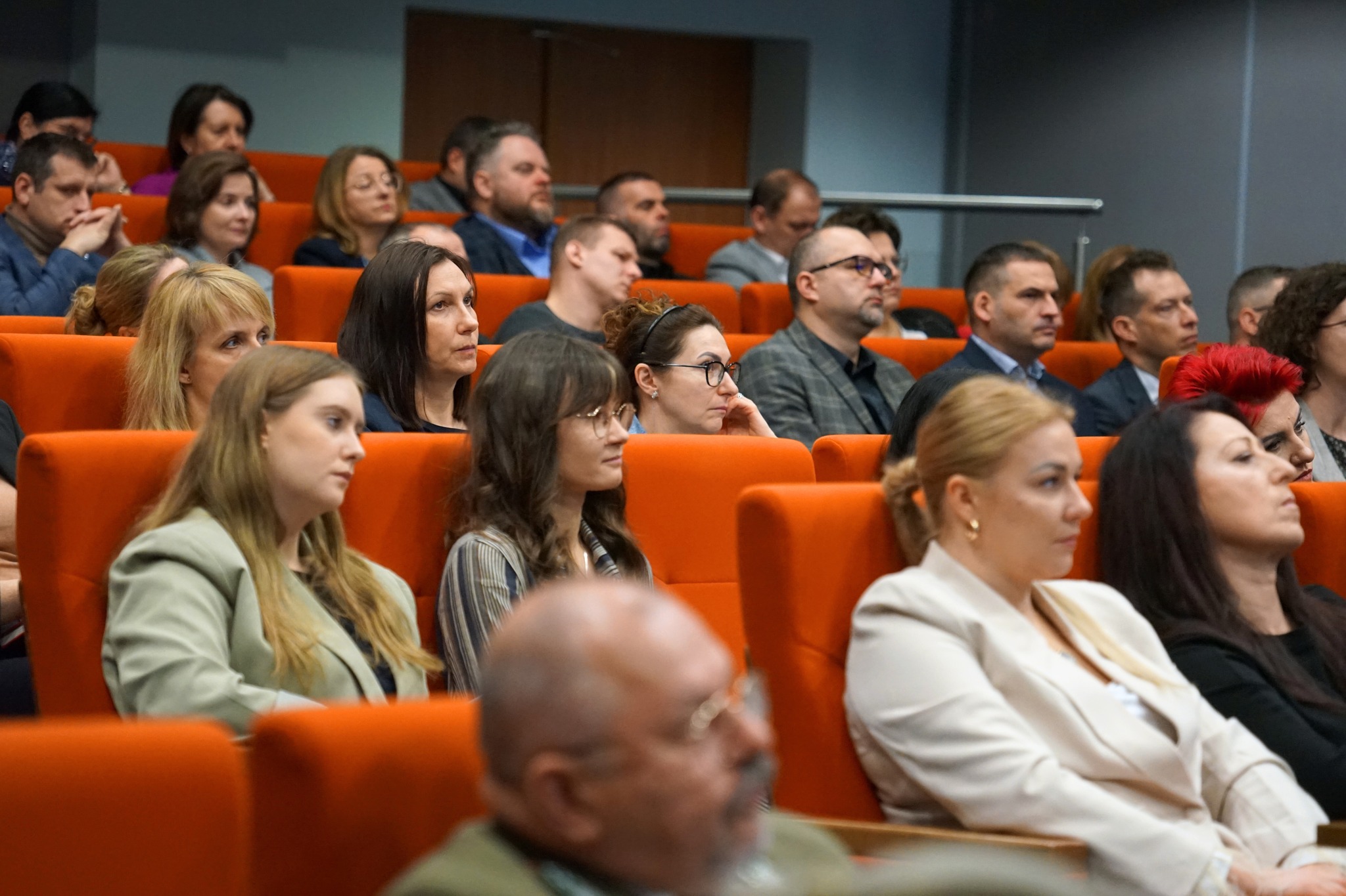 ludzie zgromadzeni na sali konferencyjnej