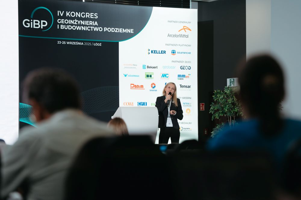 kobieta wygłasza prezentację do mikrofonu 