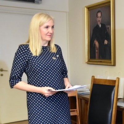 kobieta trzymające w dłoniach plik papierów