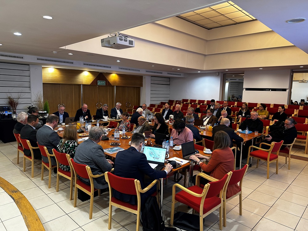 grupa ludzi pozujących do zdjęcia