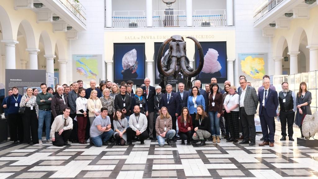 grupa osób pozujących do zdjęcia