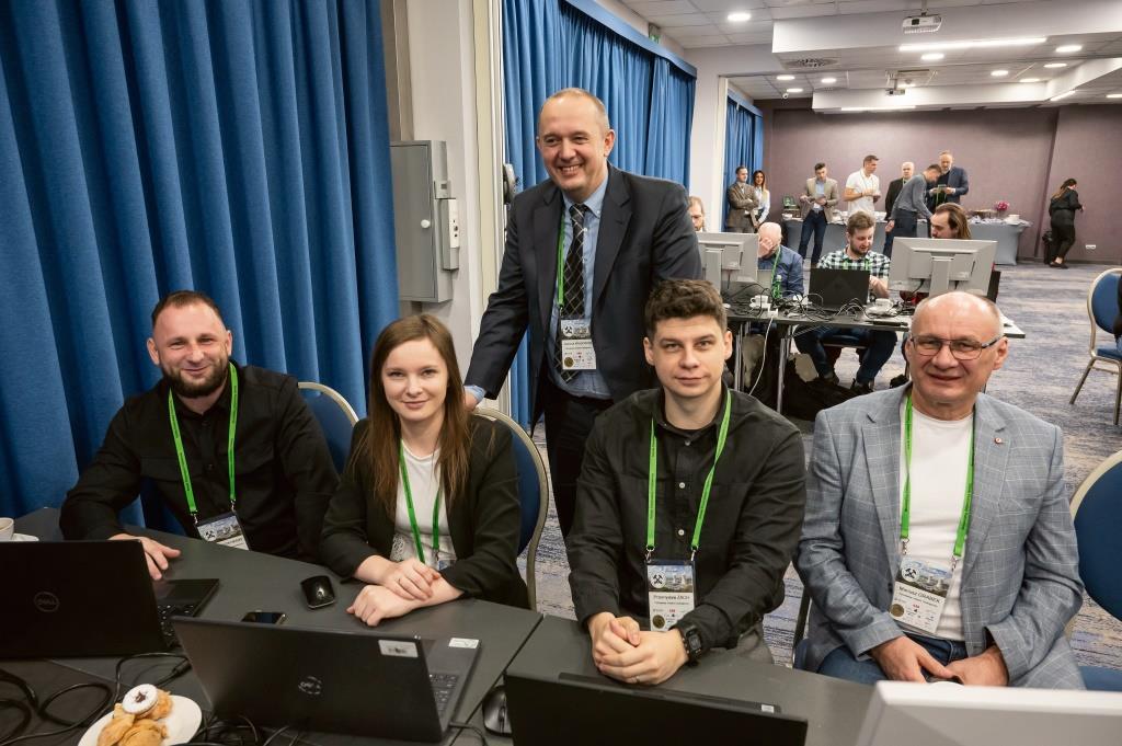 grupa ludzi pozujących do zdjęcia