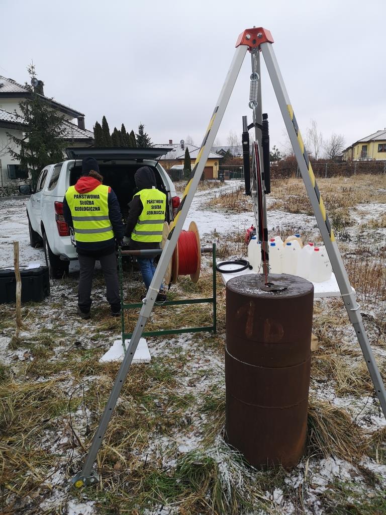 dwoje ludzi prowadzi prace terenowe z warunkach zimowych