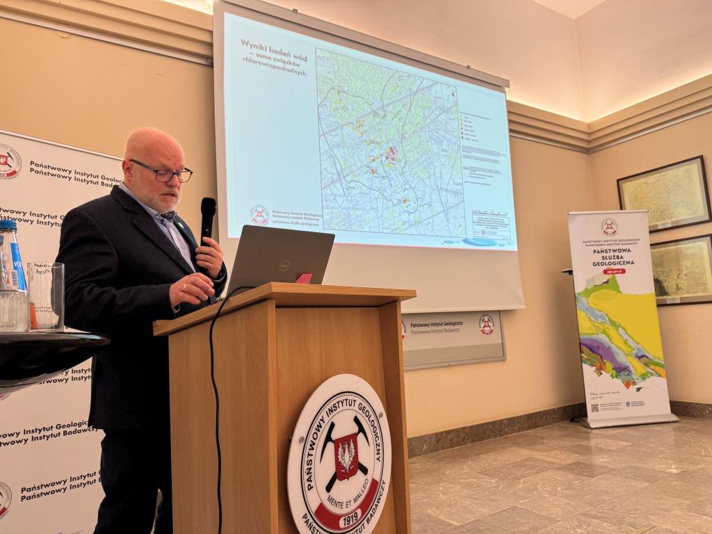 mężczyzna stojący za mównica podczas konferencji