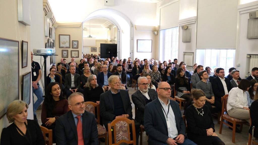 sala pełna ludzi
