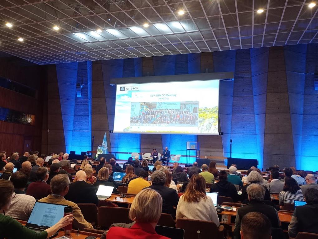 sala konferencyjna z ekranem z prezentacją