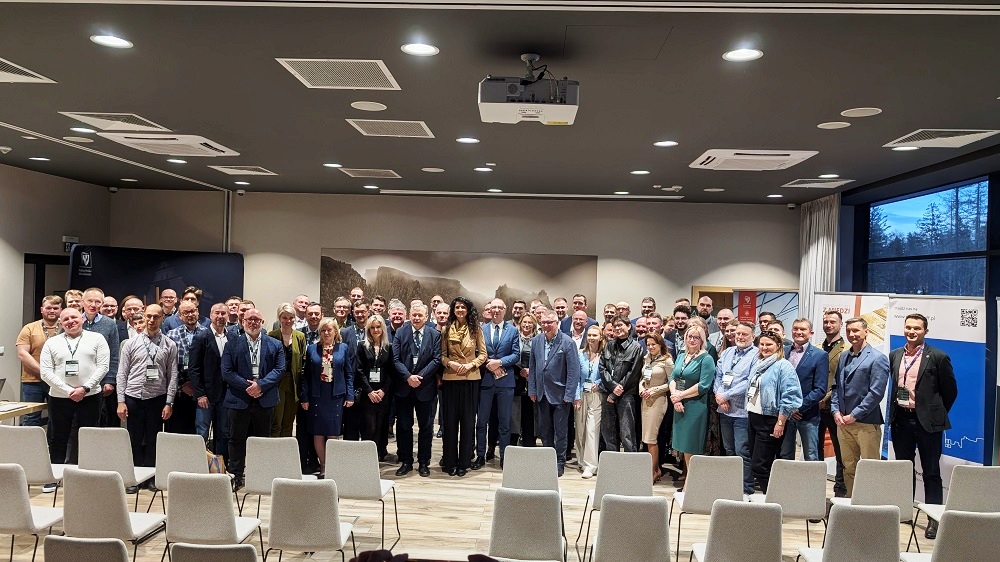 grupa ludzi pozujących do zdjęcia