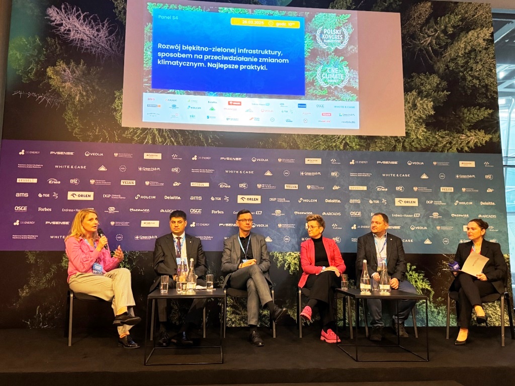 kilka osób biorących udział w panelu dyskusyjnym