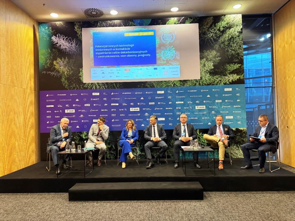 kilka osób biorących udział w panelu dyskusyjnym