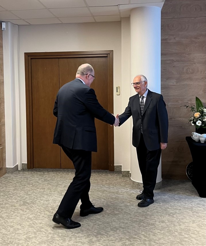 dwóch mężczyzn w garniturach podaje sobie ręce