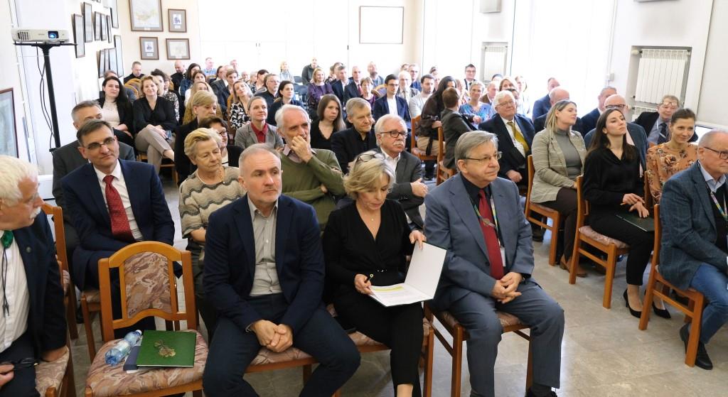 wielu ludzi zgromadzonych w dużej sali