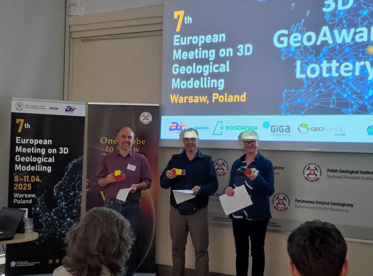 trzy osoby pozują do zdjęcia