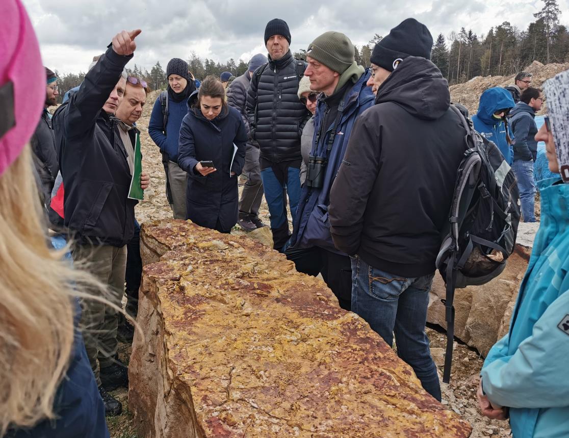 grupa osób na wycieczce terenowej