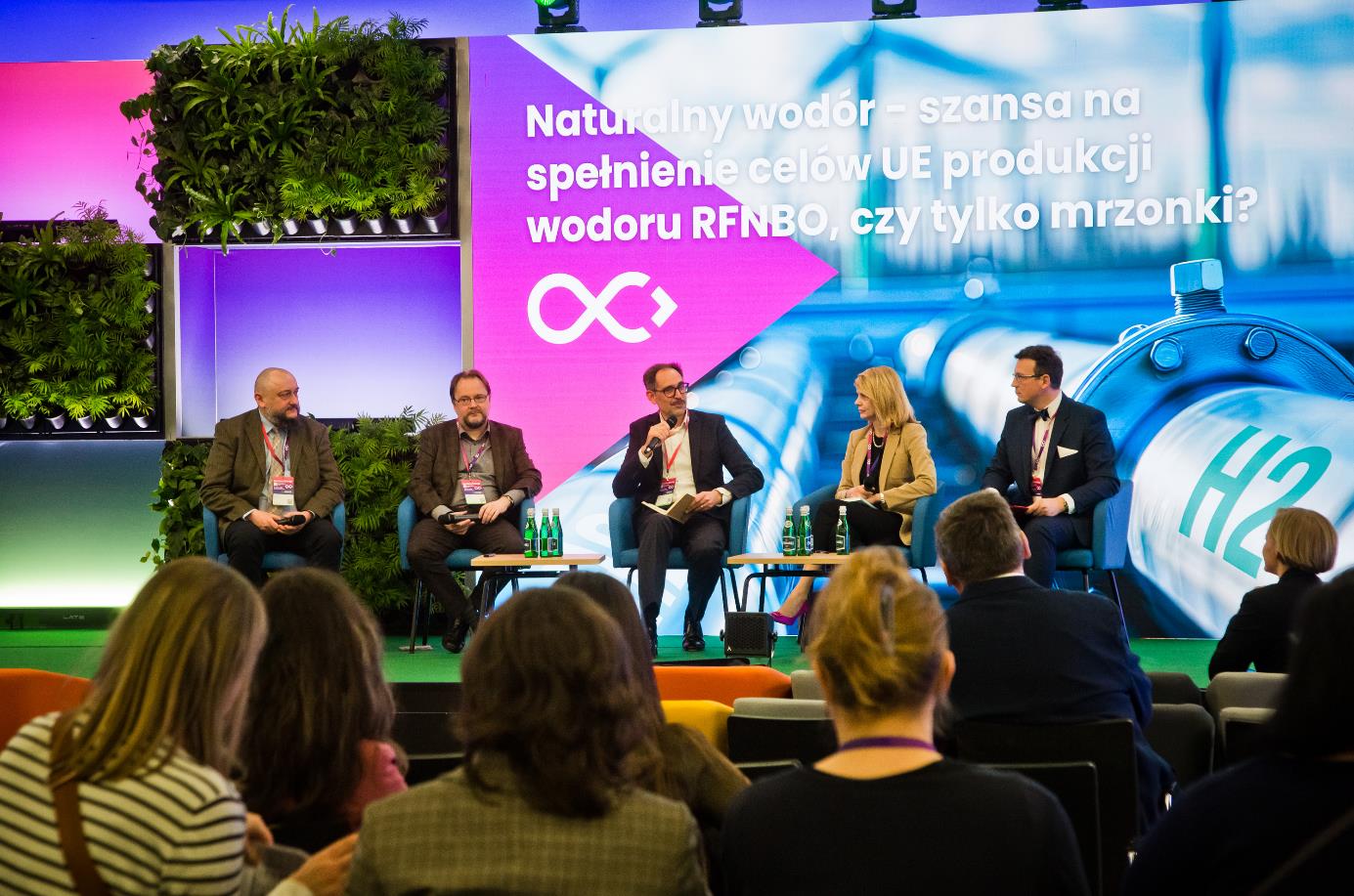 kilku uczestników panelu dyskusyjnego