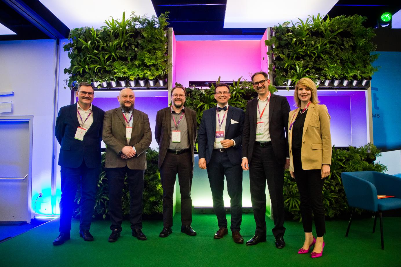 kilku uczestników panelu dyskusyjnego