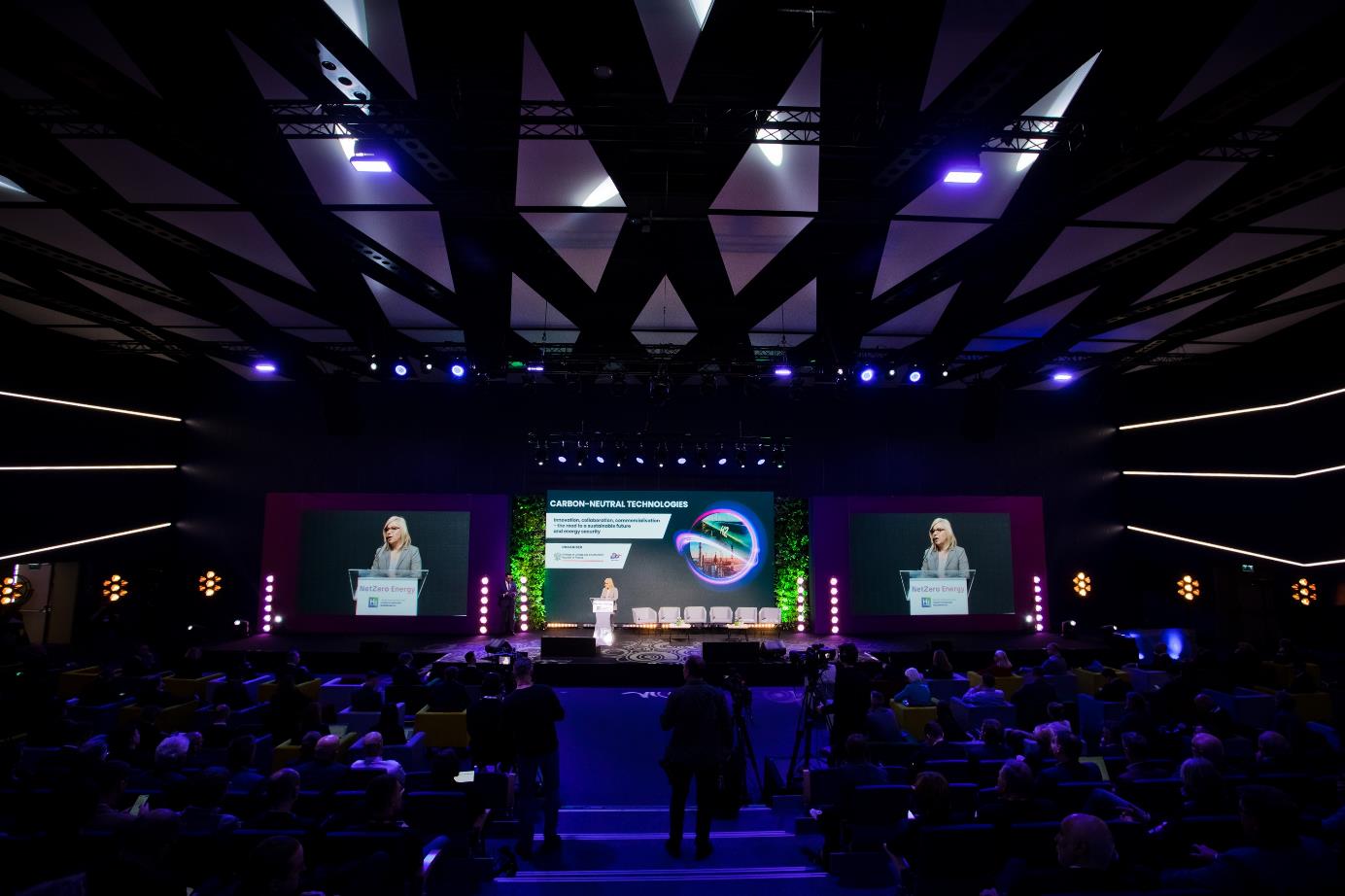 sala konferencyjna z ekranem z prezentacją