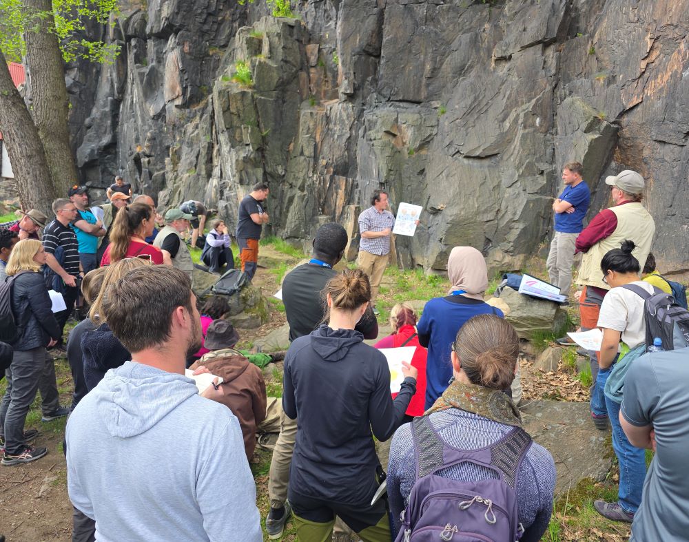 grupa geologów w kamieniołomie