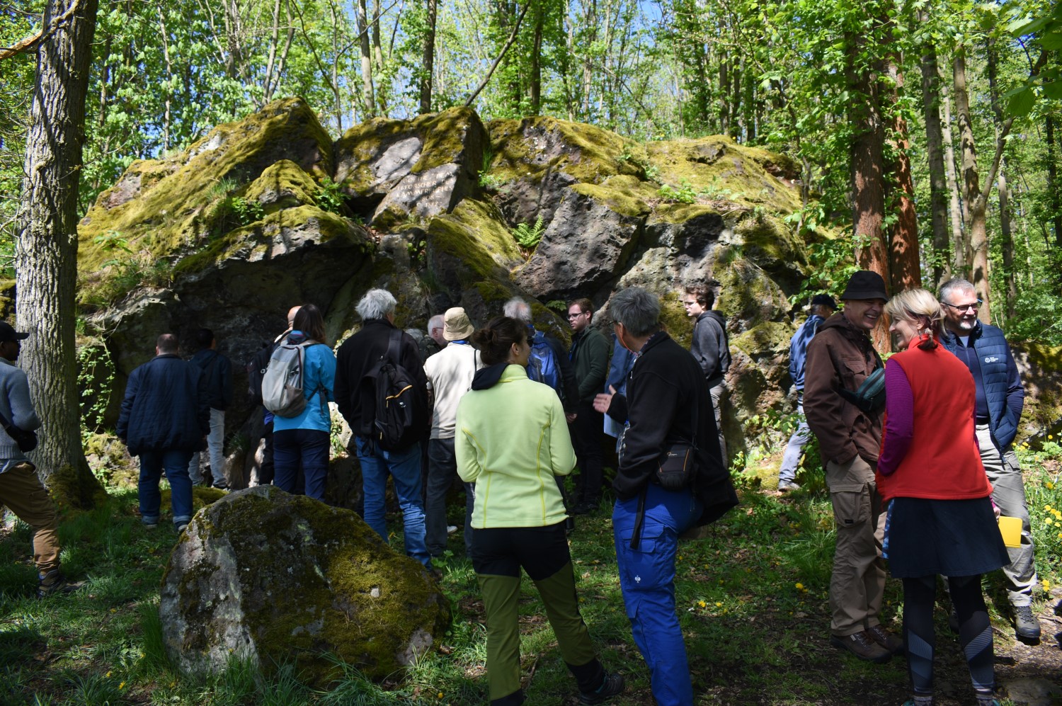 grupa geologów przy formacji geologicznej