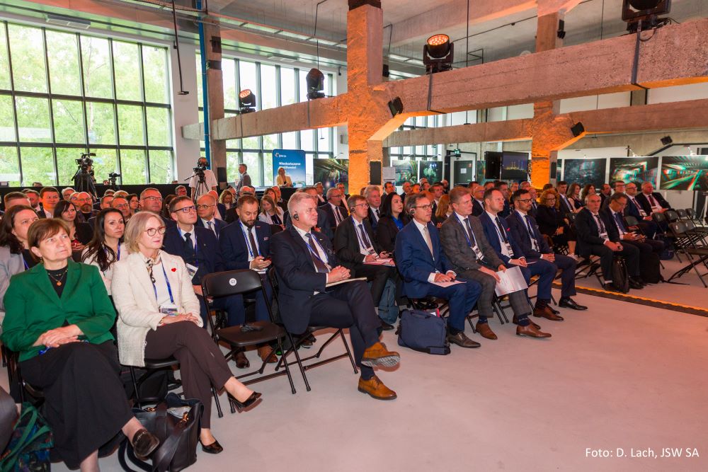 ludzie siedzący na sali konferencyjnej
